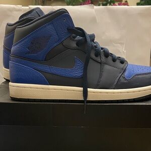 Jordan Retro 1 mids  blue/black. Like new.